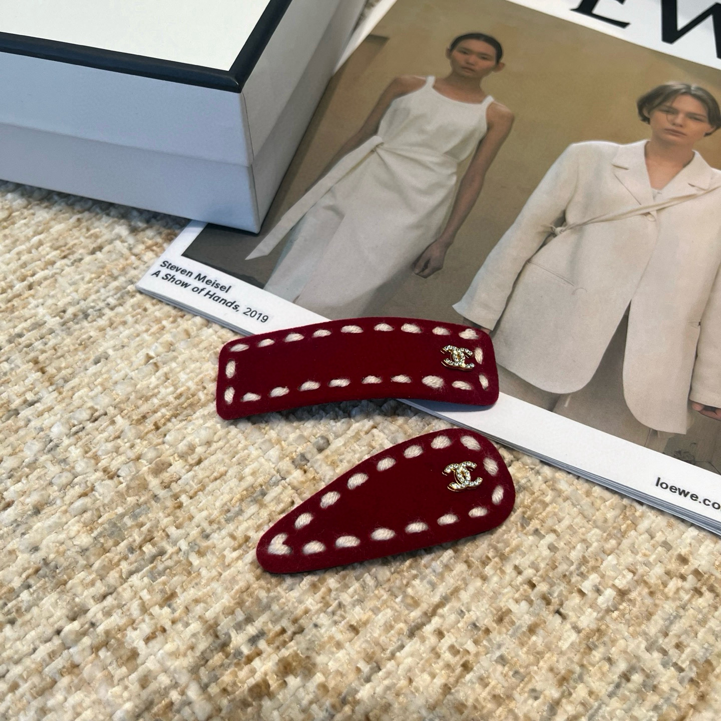 🎁配包装盒（一对）随意配Louis Vuitton (路易威登)最新款边夹刘海夹，时尚潮流！小仙女必备…