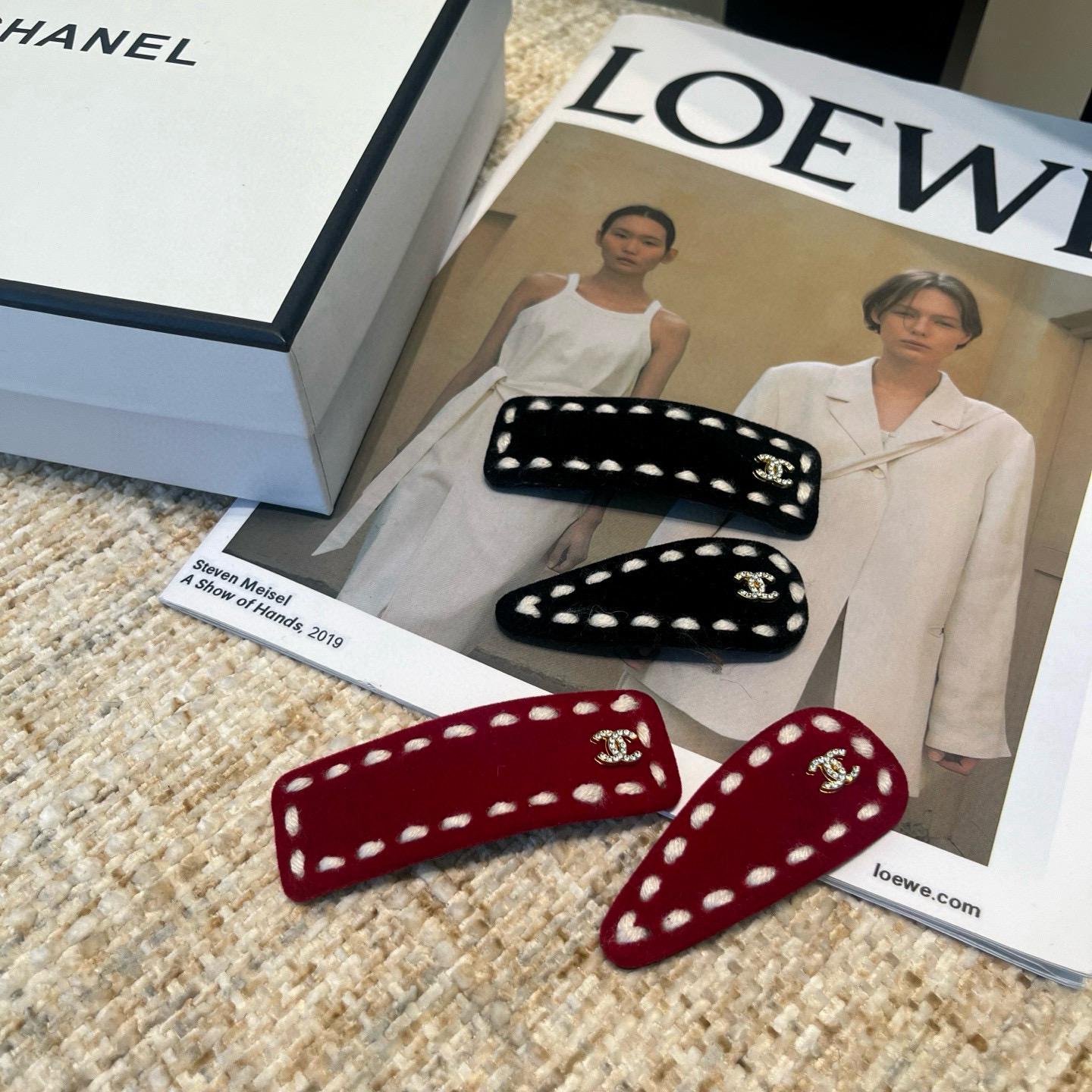 🎁配包装盒（一对）随意配Louis Vuitton (路易威登)最新款边夹刘海夹，时尚潮流！小仙女必备…