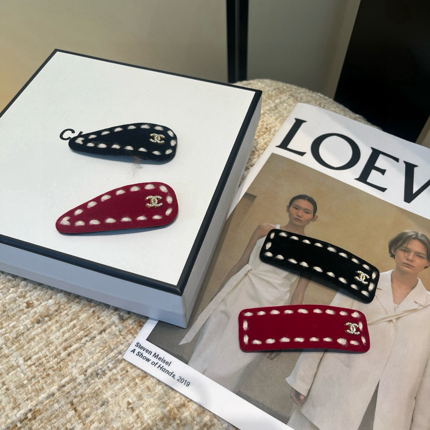 🎁配包装盒（一对）随意配Louis Vuitton (路易威登)最新款边夹刘海夹，时尚潮流！小仙女必备…