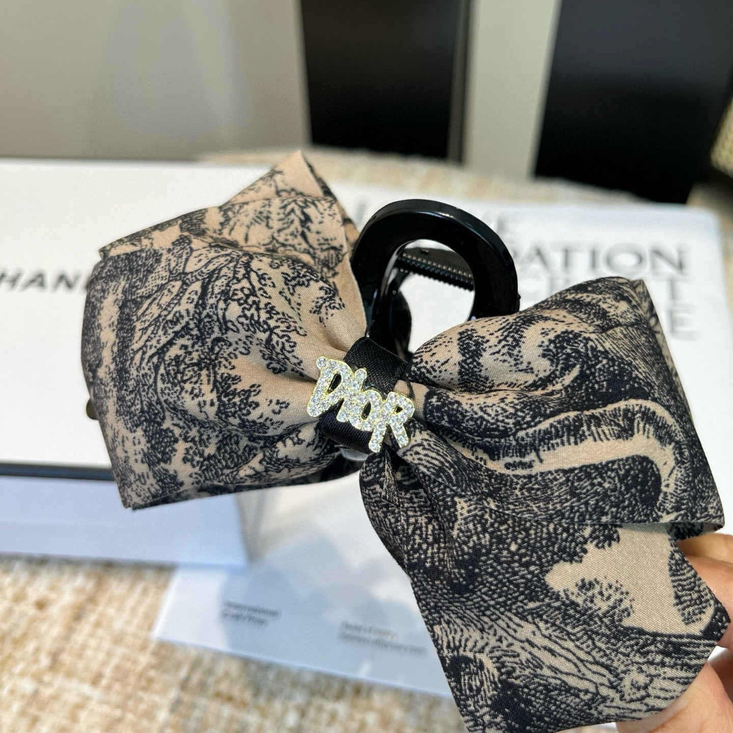 🎁配包装盒Dior（迪奥）新款CD字母抓夹，简单实用 时尚潮流．非常好看！小仙女必备…