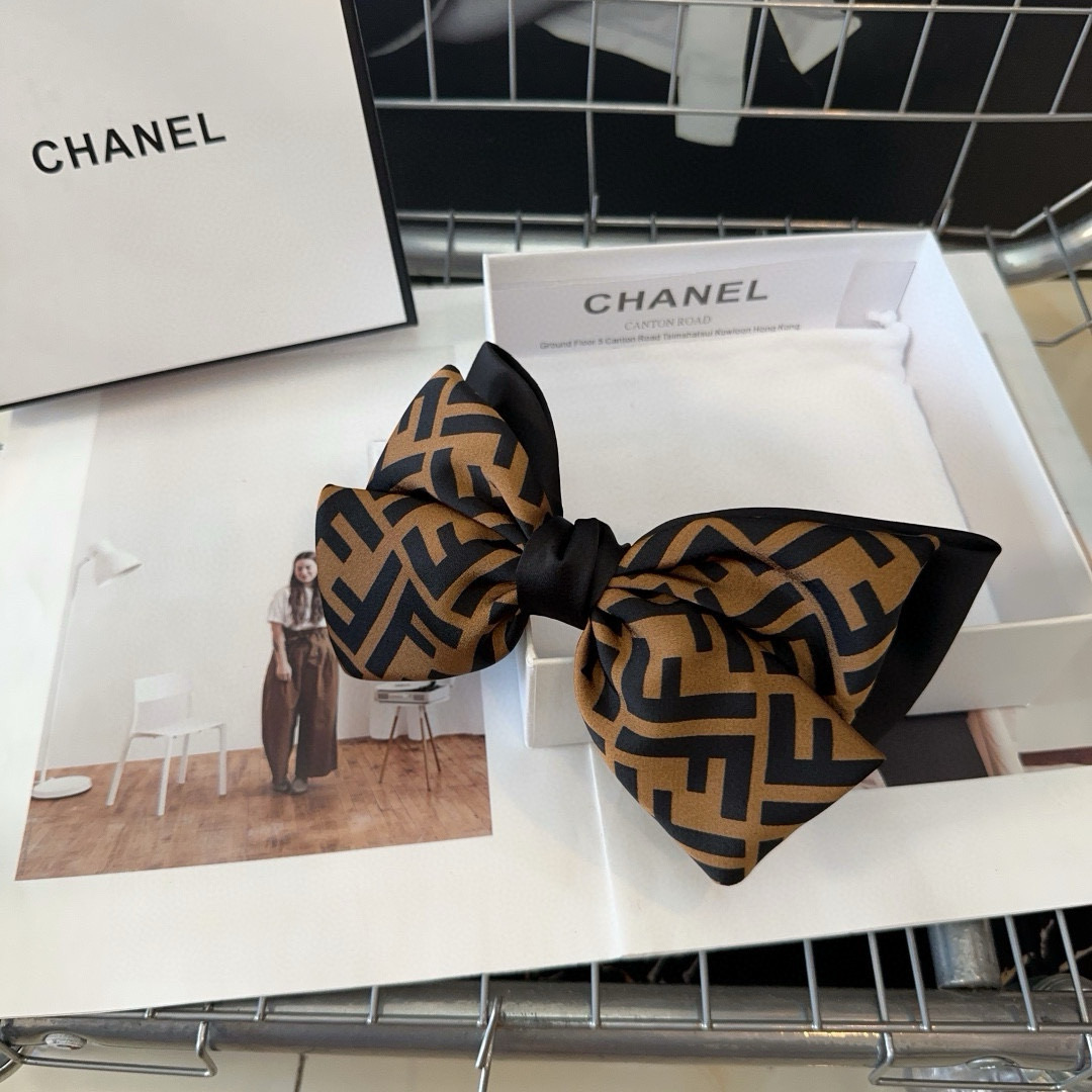 🎁配包装盒 FENDI （芬迪 ）新款F弹簧顶夹，复古气质美，简约百搭！小姐姐闭眼入…