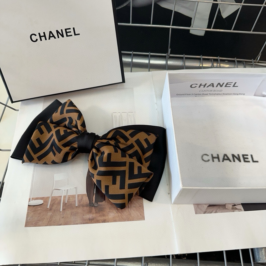 🎁配包装盒 FENDI （芬迪 ）新款F弹簧顶夹，复古气质美，简约百搭！小姐姐闭眼入…