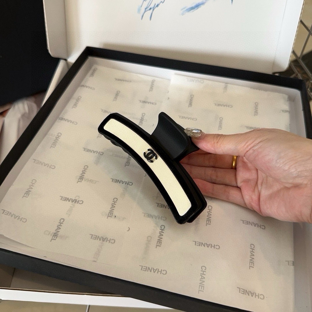 🎁配包装盒Chanel (香奈儿)最新小香抓夹，简单实用，时尚潮流！小仙女必备…