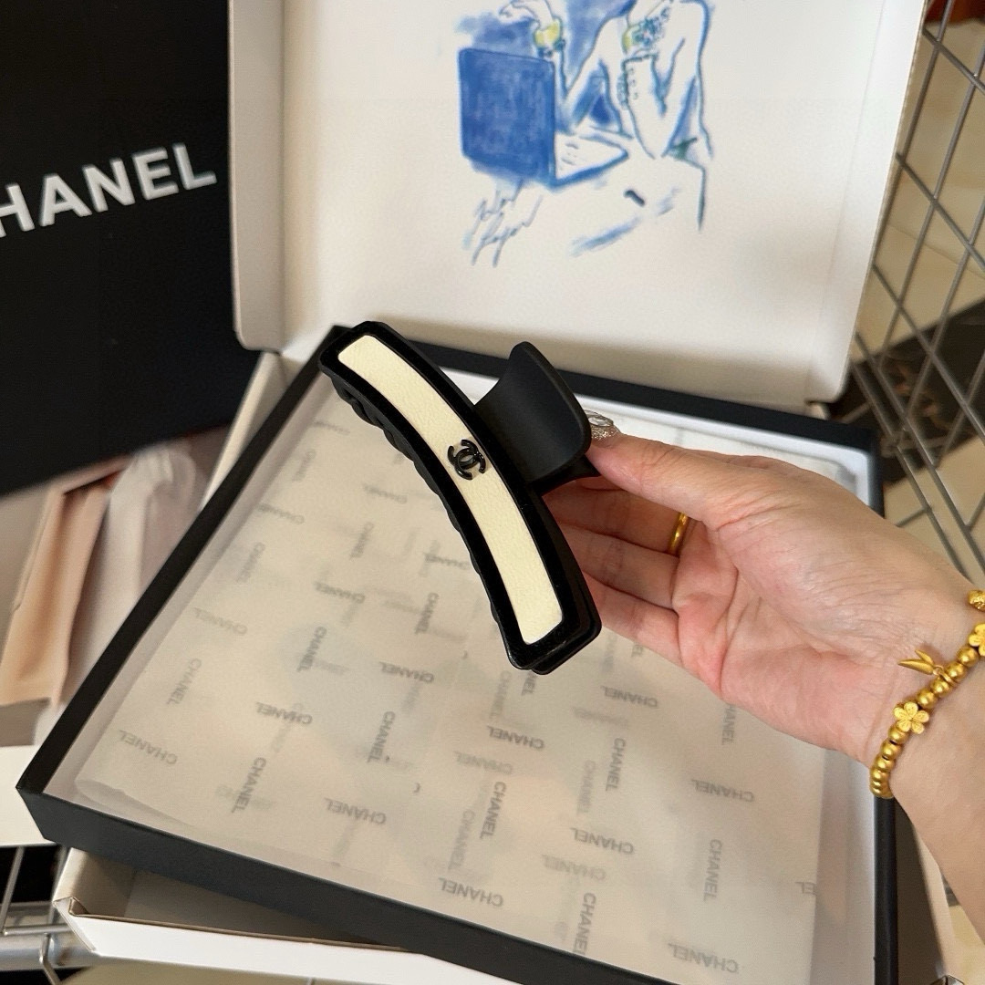 🎁配包装盒Chanel (香奈儿)最新小香抓夹，简单实用，时尚潮流！小仙女必备…