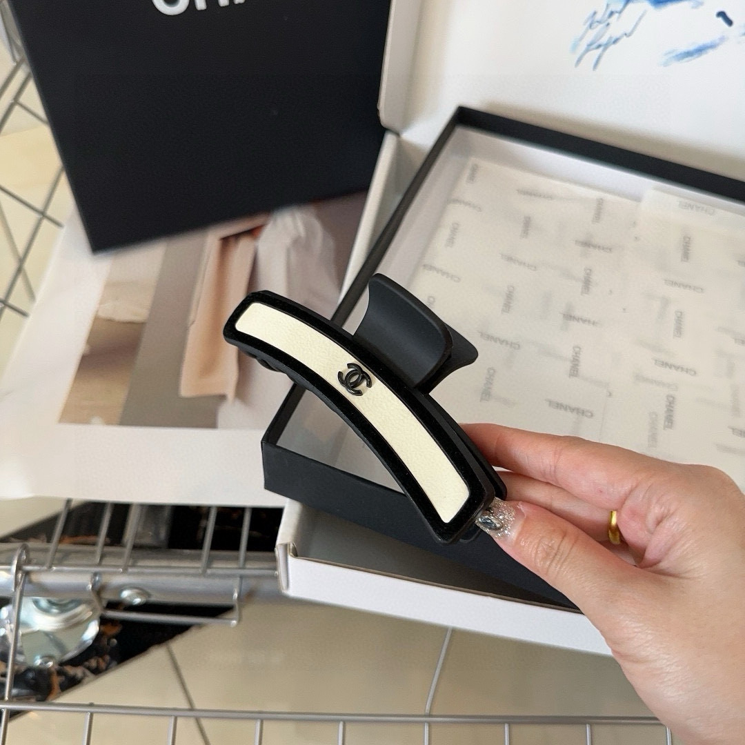 🎁配包装盒Chanel (香奈儿)最新小香抓夹，简单实用，时尚潮流！小仙女必备…