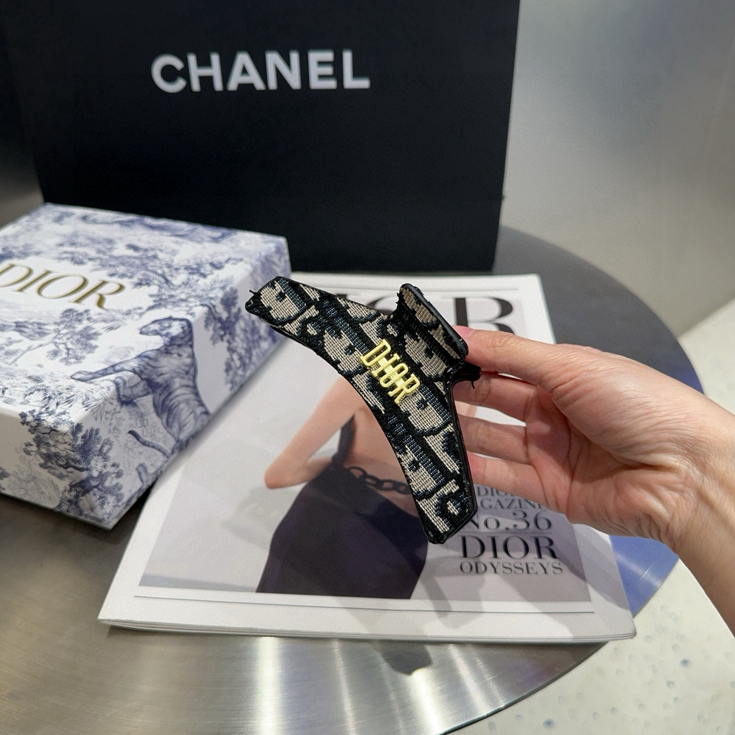 🎁配包装盒Dior（迪奥）CD字母抓夹，简单实用 时尚潮流．非常时髦有个性！甜酷女神必备…