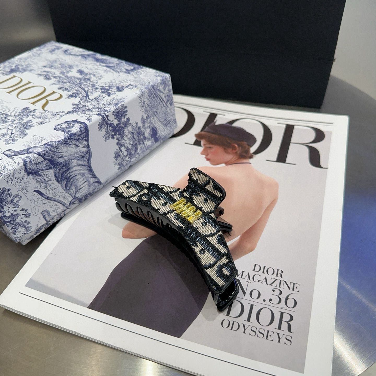 🎁配包装盒Dior（迪奥）CD字母抓夹，简单实用 时尚潮流．非常时髦有个性！甜酷女神必备…