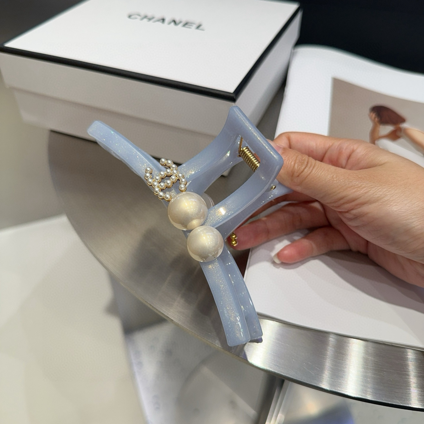 🎁配包装盒Chanel (香奈儿)最新款小香珍珠抓夹．超级好看！名媛范儿十足，小仙女必备…