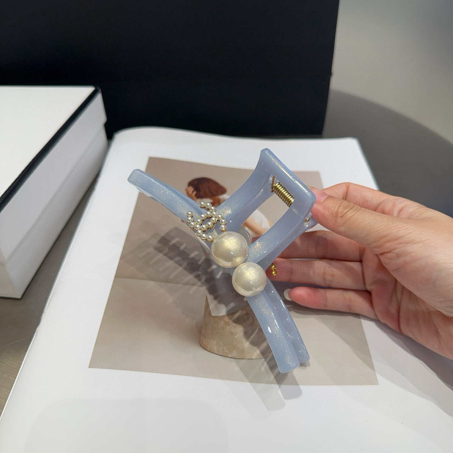 🎁配包装盒Chanel (香奈儿)最新款小香珍珠抓夹．超级好看！名媛范儿十足，小仙女必备…