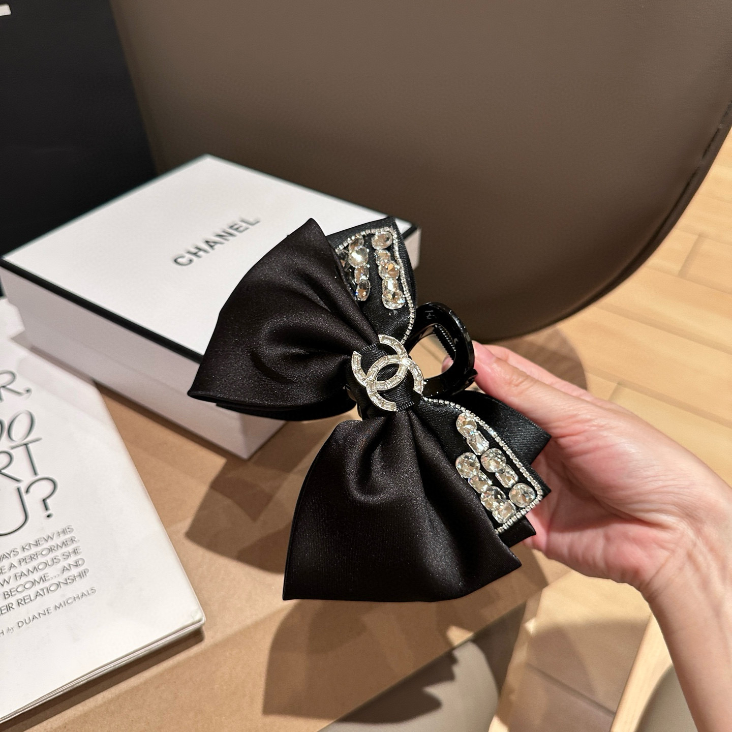 🎁配包装盒Chanel (香奈儿)最新款小香抓夹，超级好看！名媛范儿十足，小仙女必备…