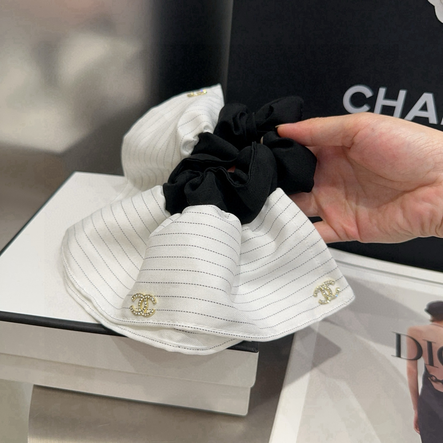 🎁配包装盒Chanel (香奈儿)最新小香发圈，简单实用，时尚潮流！非常好看，小仙女必备…