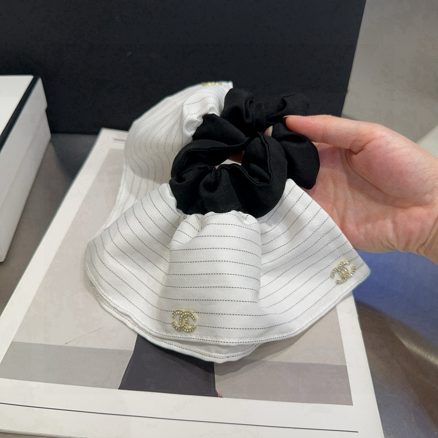 🎁配包装盒Chanel (香奈儿)最新小香发圈，简单实用，时尚潮流！非常好看，小仙女必备…