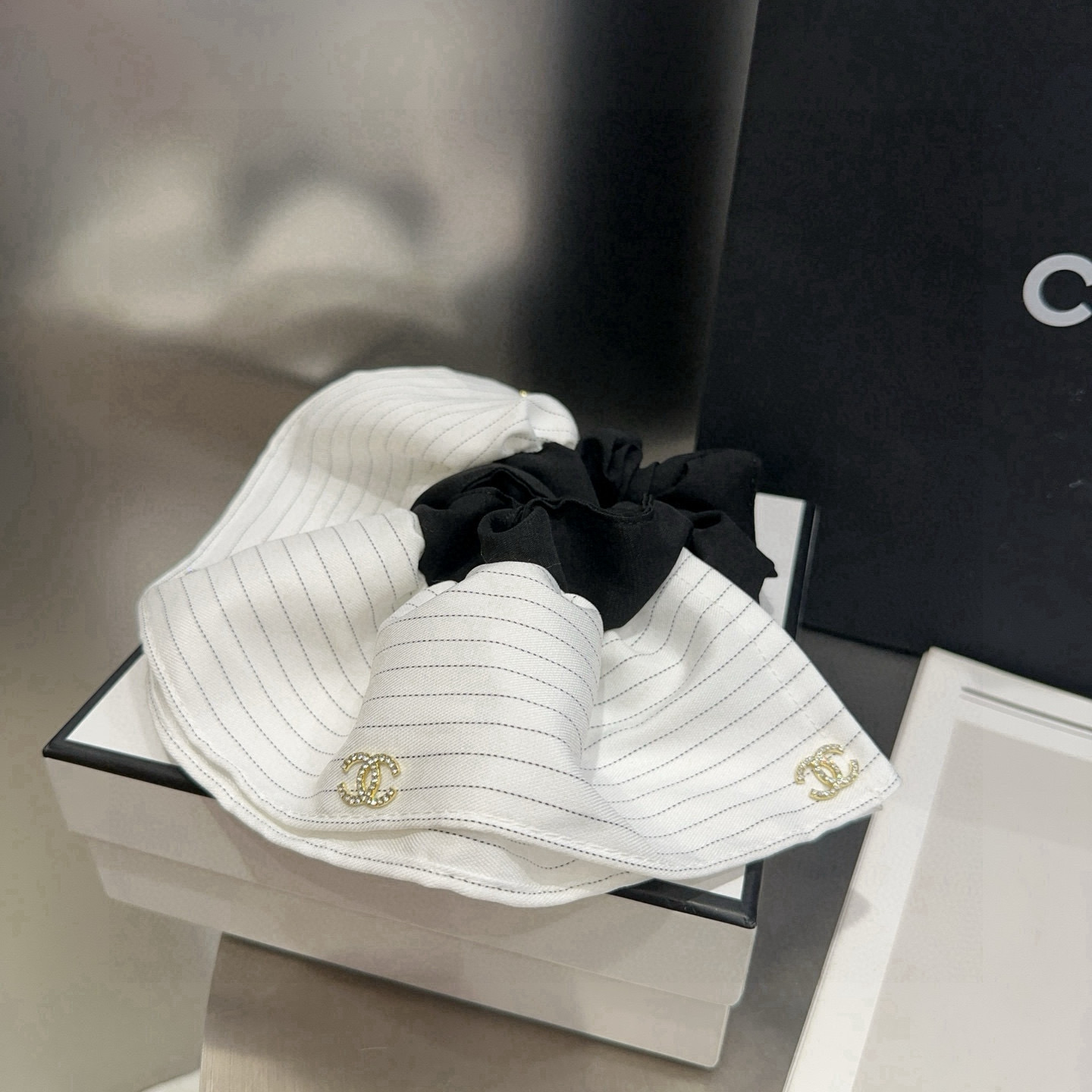🎁配包装盒Chanel (香奈儿)最新小香发圈，简单实用，时尚潮流！非常好看，小仙女必备…