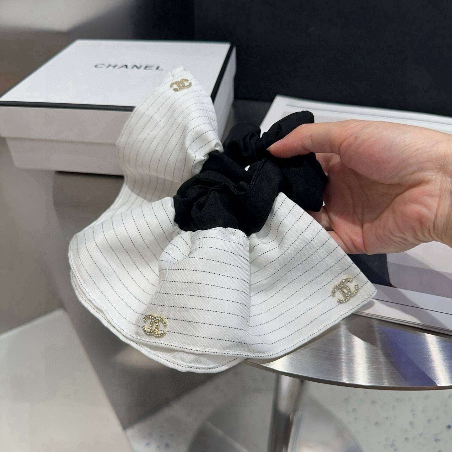 🎁配包装盒Chanel (香奈儿)最新小香发圈，简单实用，时尚潮流！非常好看，小仙女必备…