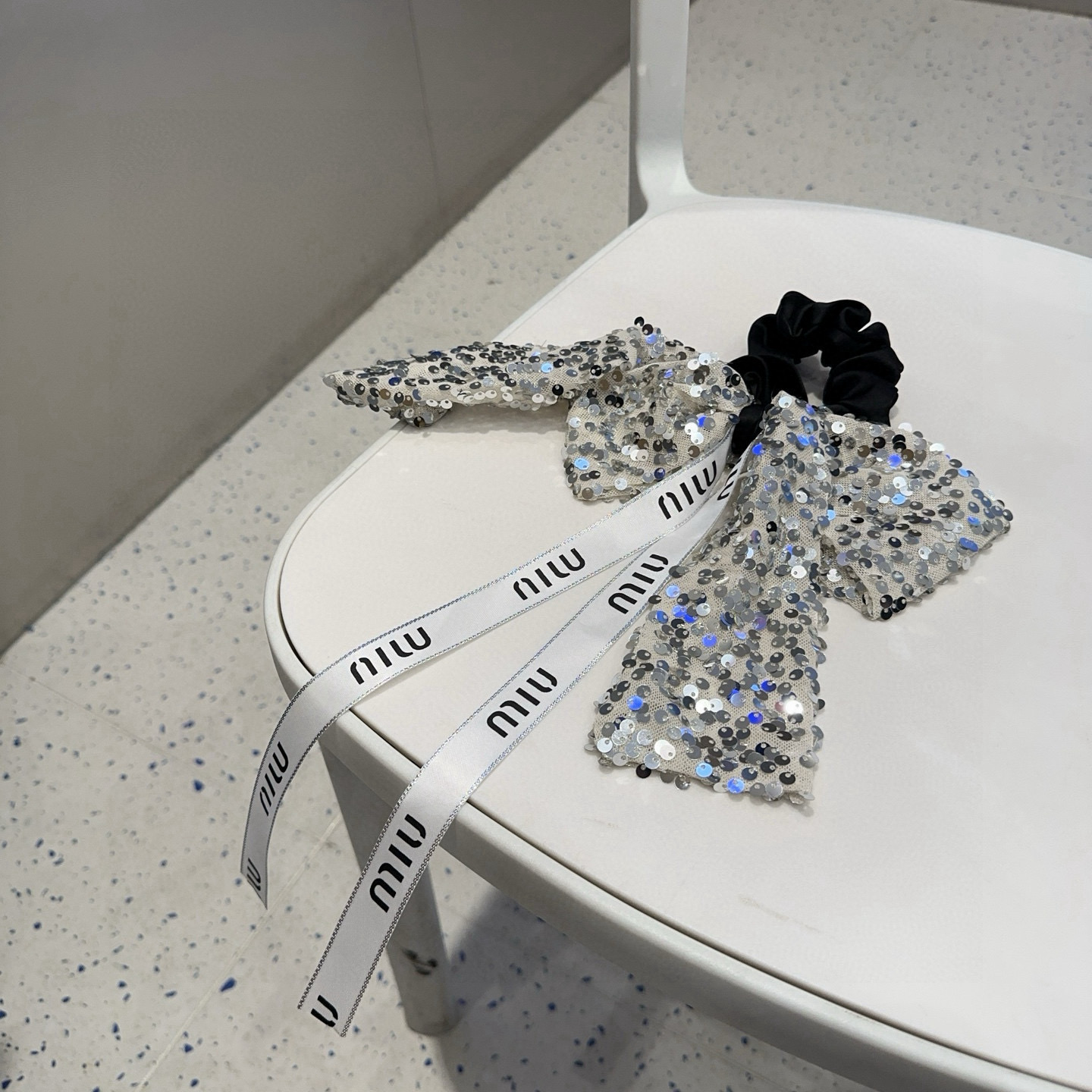 🎁配包装盒miumiu新款字母发圈 简单优雅，实用百搭，值得入手！