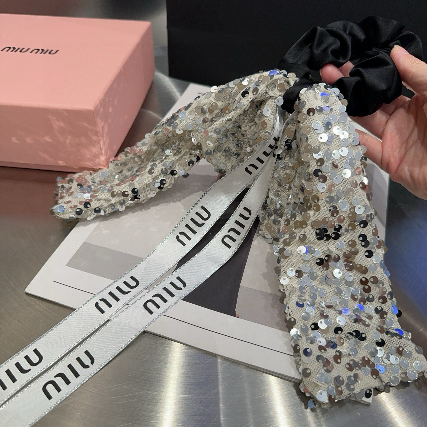 🎁配包装盒miumiu新款字母发圈 简单优雅，实用百搭，值得入手！