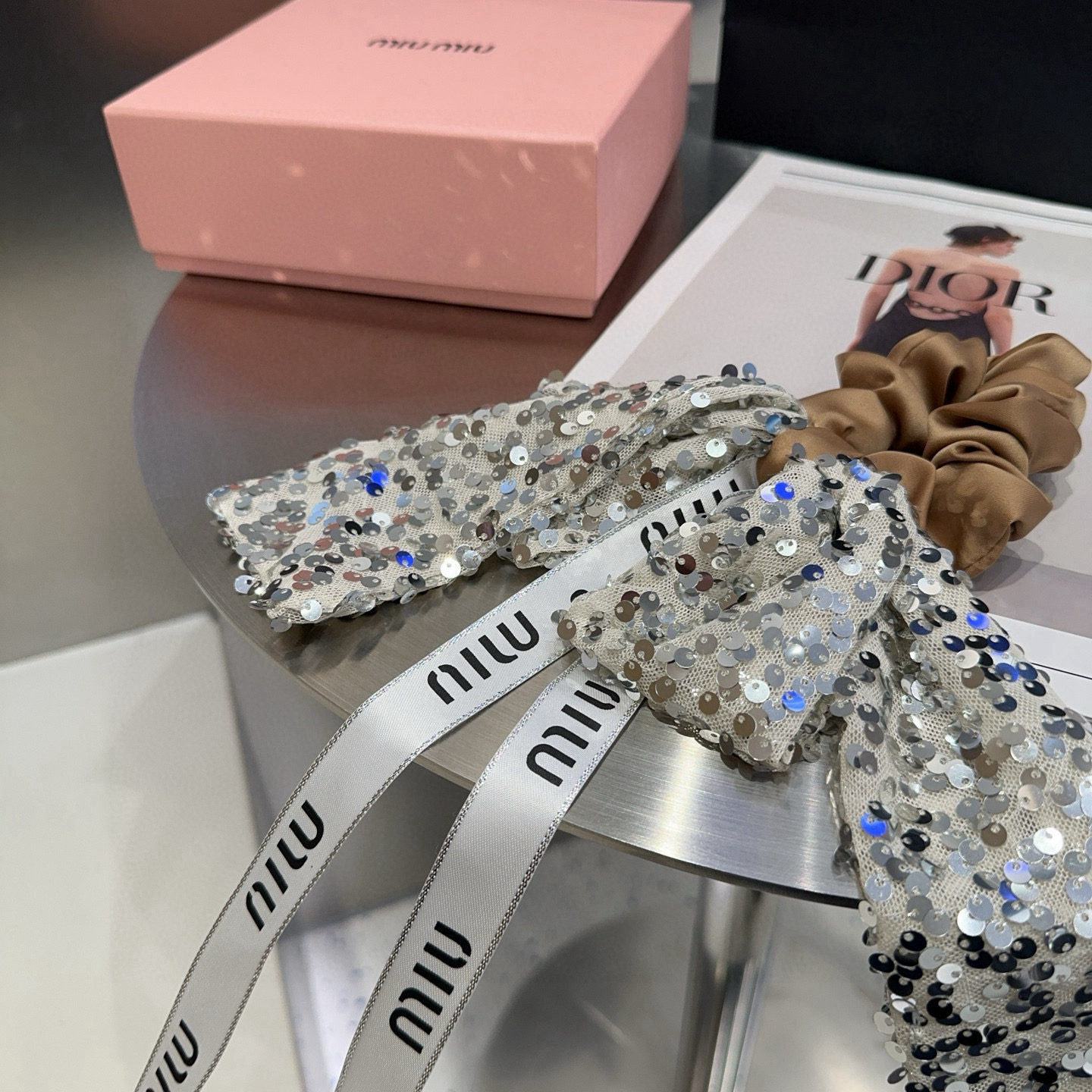 🎁配包装盒miumiu新款字母发圈 简单优雅，实用百搭，值得入手！