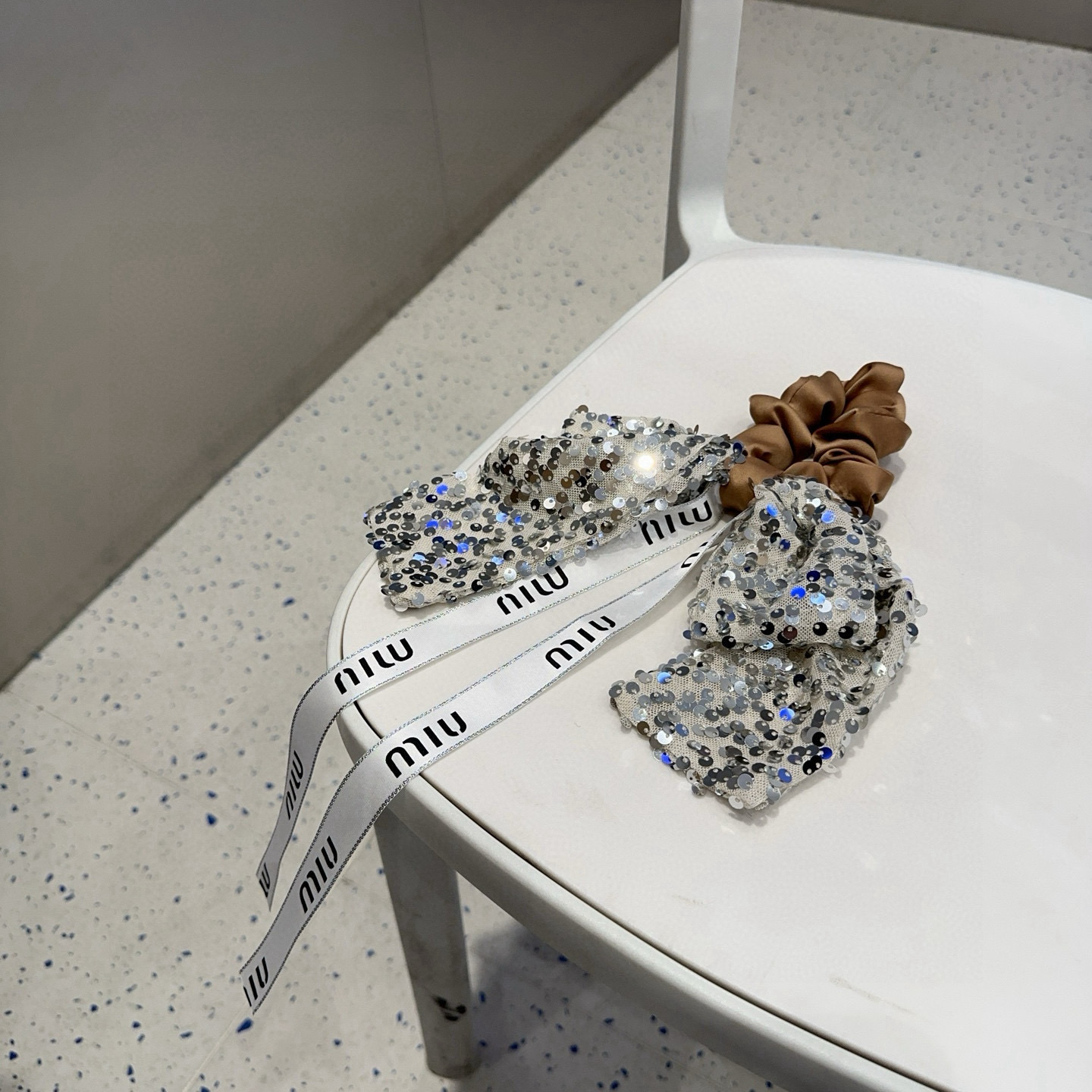 🎁配包装盒miumiu新款字母发圈 简单优雅，实用百搭，值得入手！