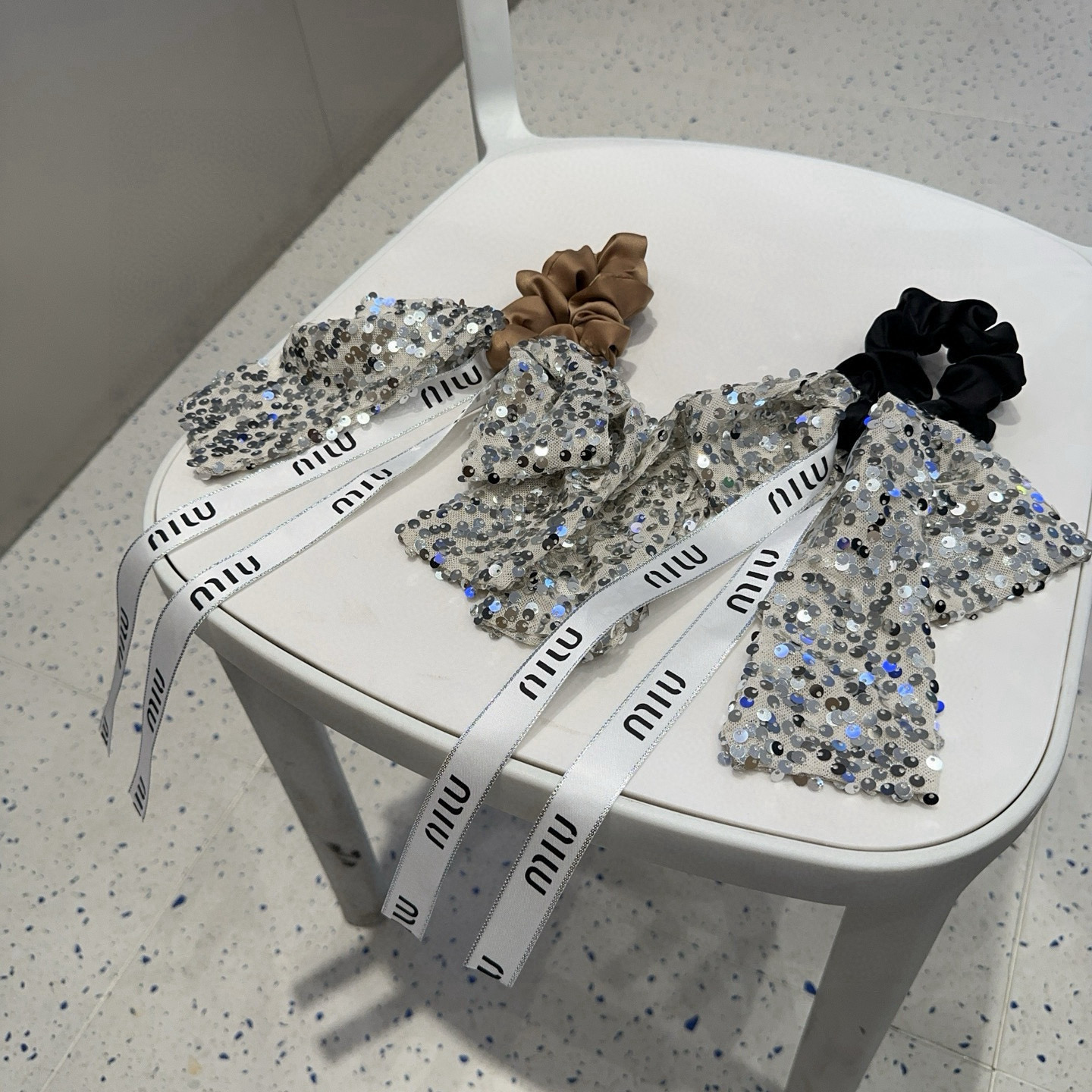 🎁配包装盒miumiu新款字母发圈 简单优雅，实用百搭，值得入手！