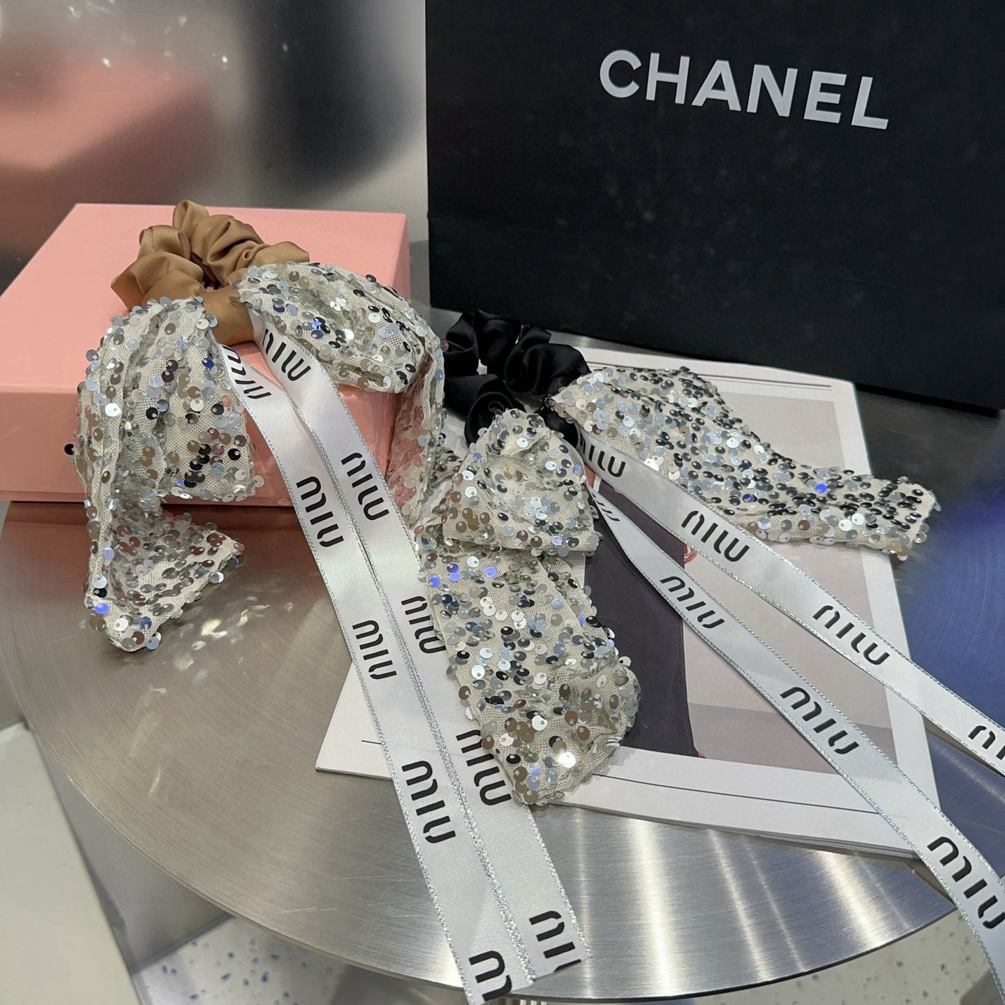 🎁配包装盒miumiu新款字母发圈 简单优雅，实用百搭，值得入手！