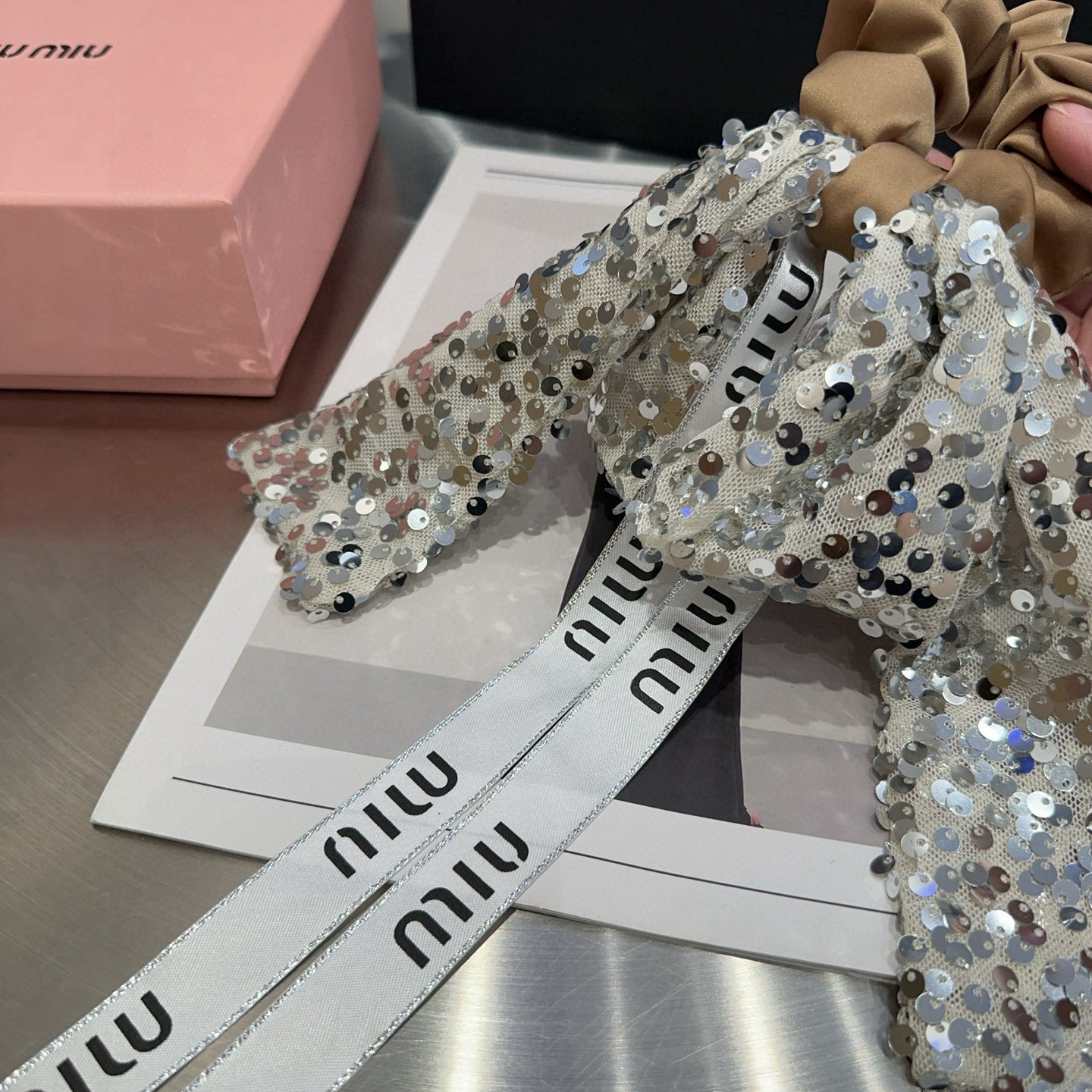 🎁配包装盒miumiu新款字母发圈 简单优雅，实用百搭，值得入手！