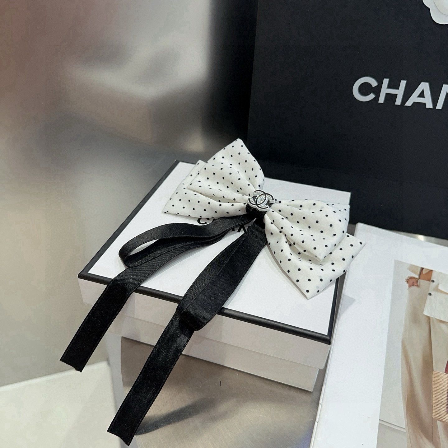 🎁配包装盒Chanel (香奈儿)最新款小香波点弹簧发夹，超级好看！名媛范儿十足，小仙女必备…