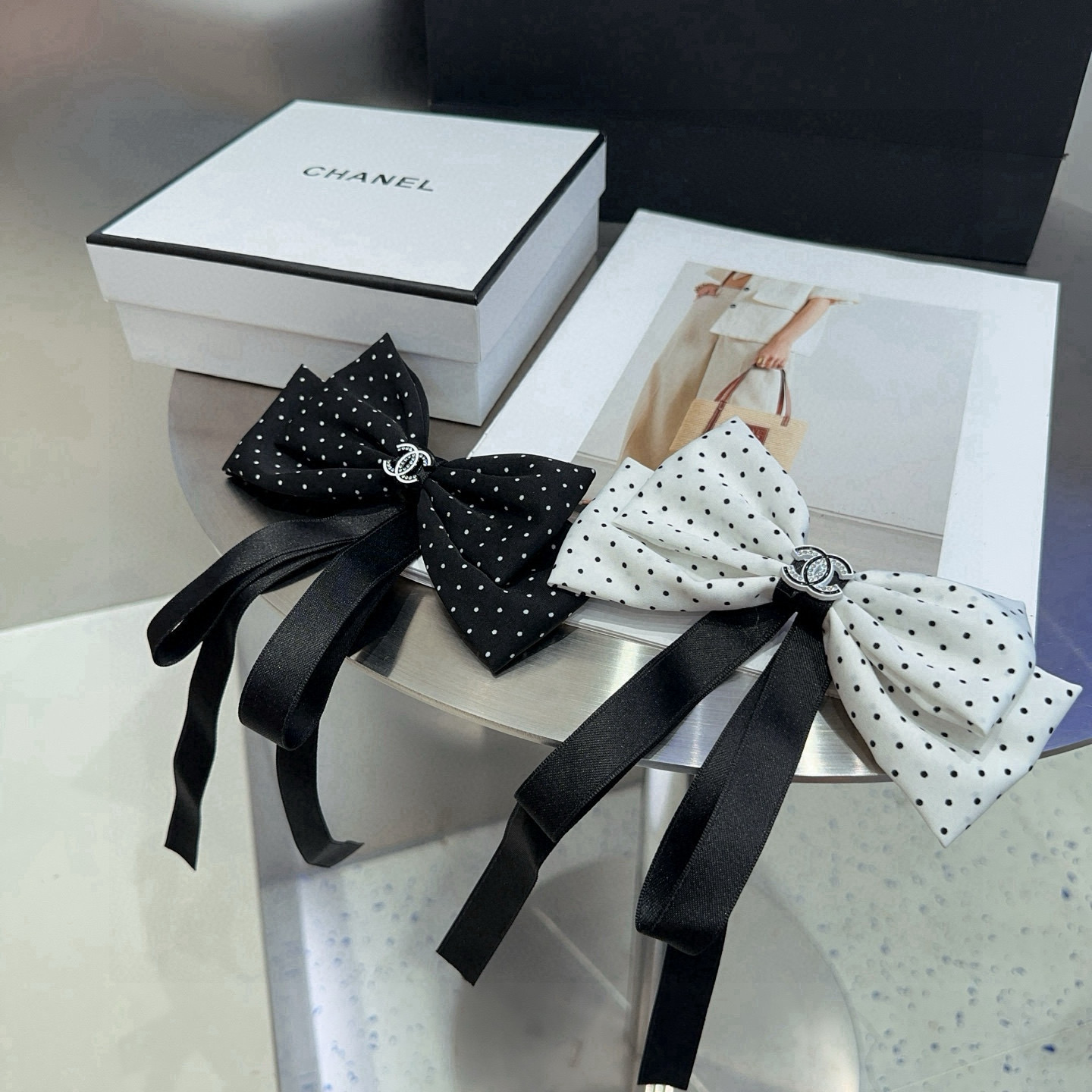 🎁配包装盒Chanel (香奈儿)最新款小香波点弹簧发夹，超级好看！名媛范儿十足，小仙女必备…