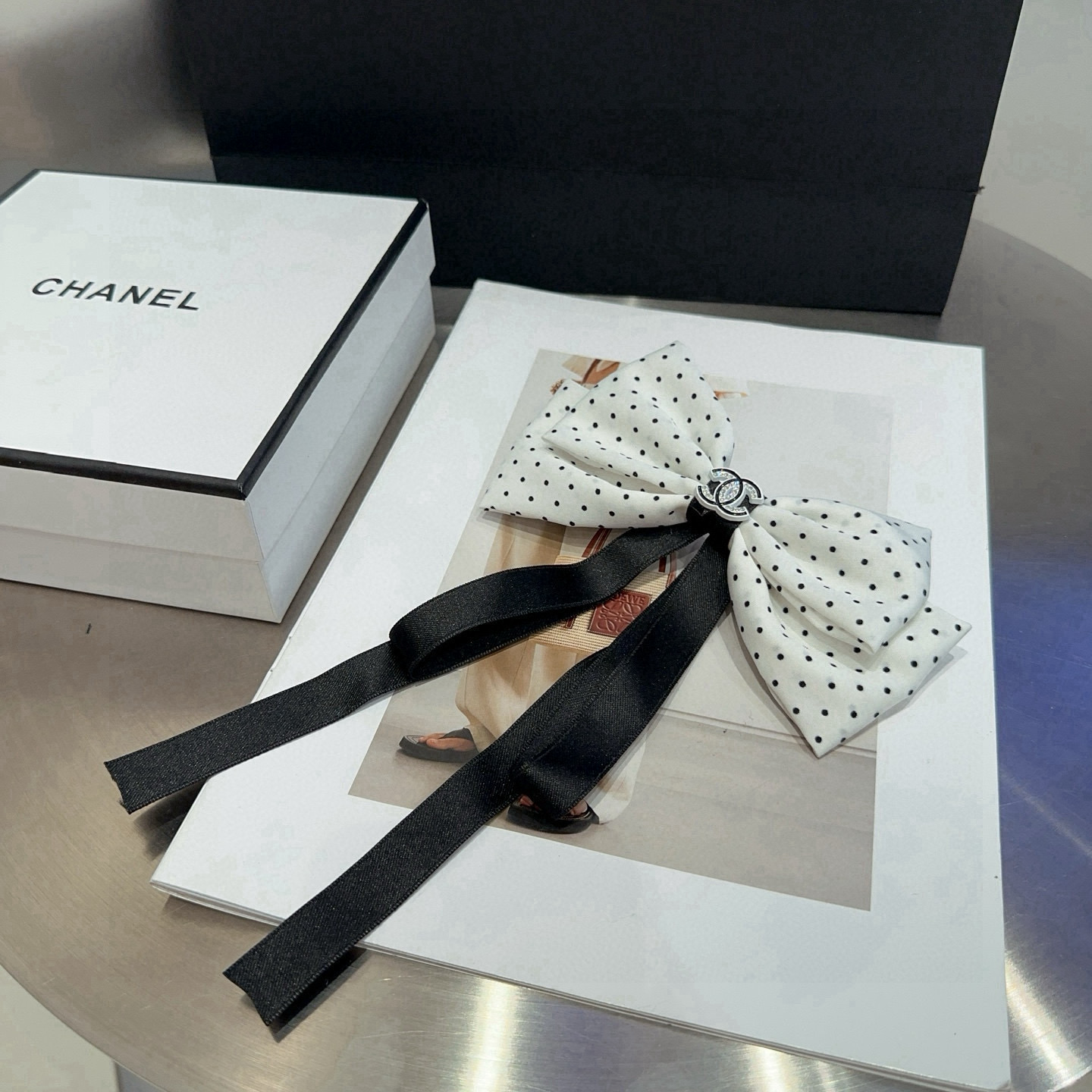 🎁配包装盒Chanel (香奈儿)最新款小香波点弹簧发夹，超级好看！名媛范儿十足，小仙女必备…