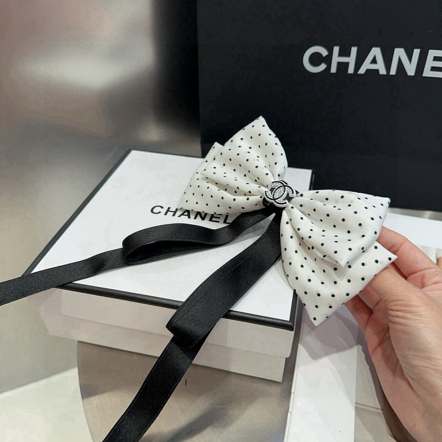 🎁配包装盒Chanel (香奈儿)最新款小香波点弹簧发夹，超级好看！名媛范儿十足，小仙女必备…