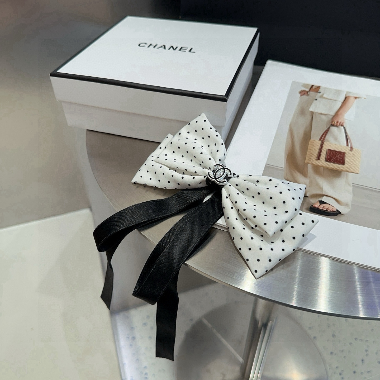 🎁配包装盒Chanel (香奈儿)最新款小香波点弹簧发夹，超级好看！名媛范儿十足，小仙女必备…