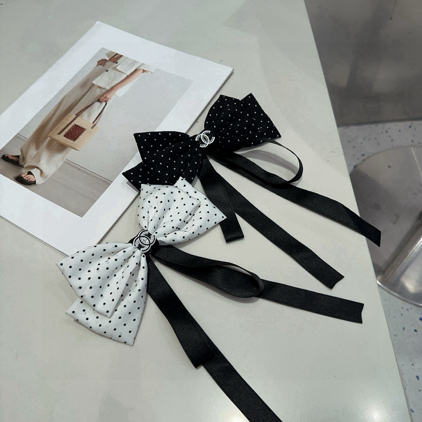 🎁配包装盒Chanel (香奈儿)最新款小香波点弹簧发夹，超级好看！名媛范儿十足，小仙女必备…