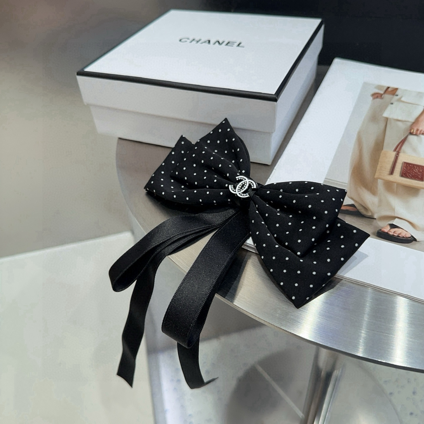 🎁配包装盒Chanel (香奈儿)最新款小香波点弹簧发夹，超级好看！名媛范儿十足，小仙女必备…