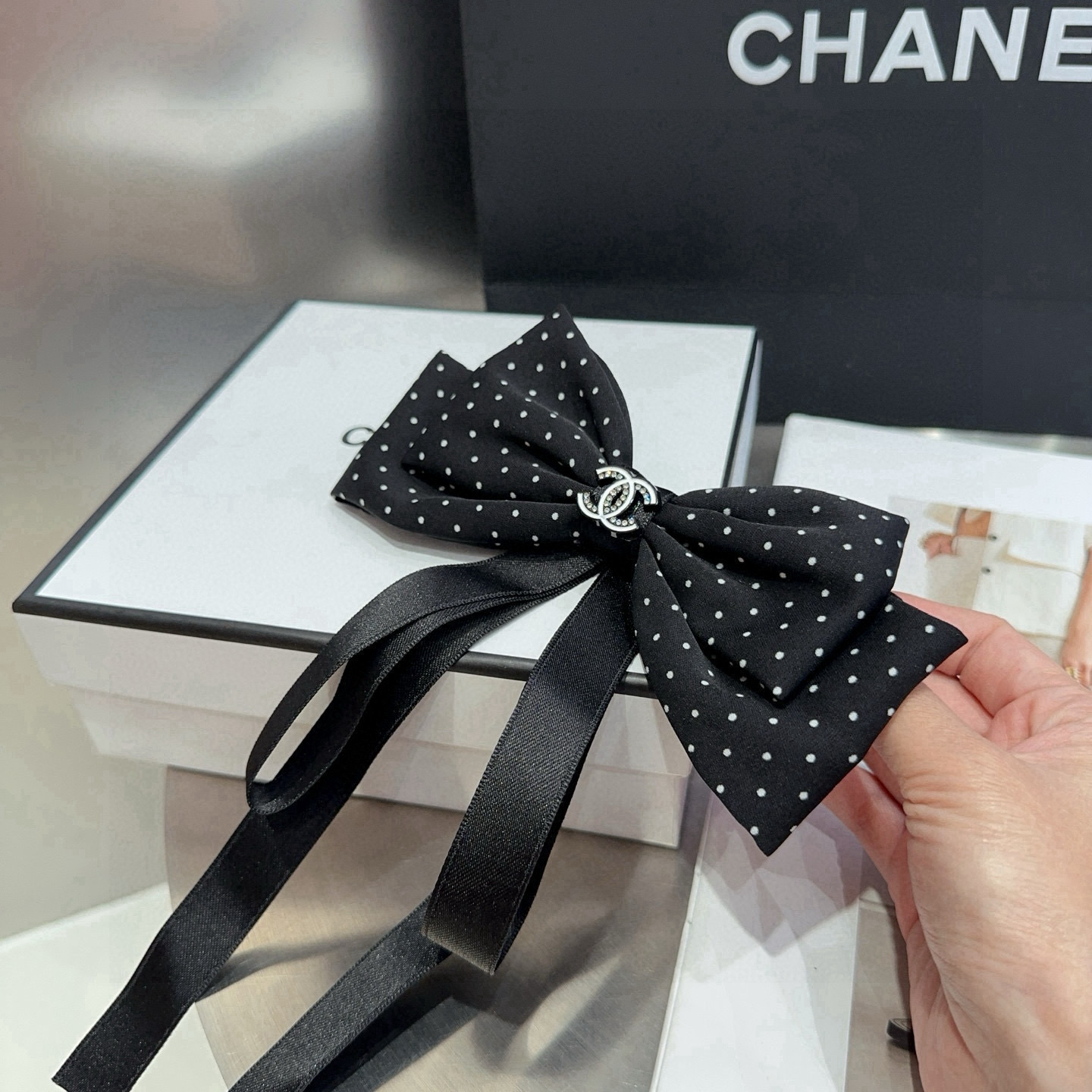 🎁配包装盒Chanel (香奈儿)最新款小香波点弹簧发夹，超级好看！名媛范儿十足，小仙女必备…