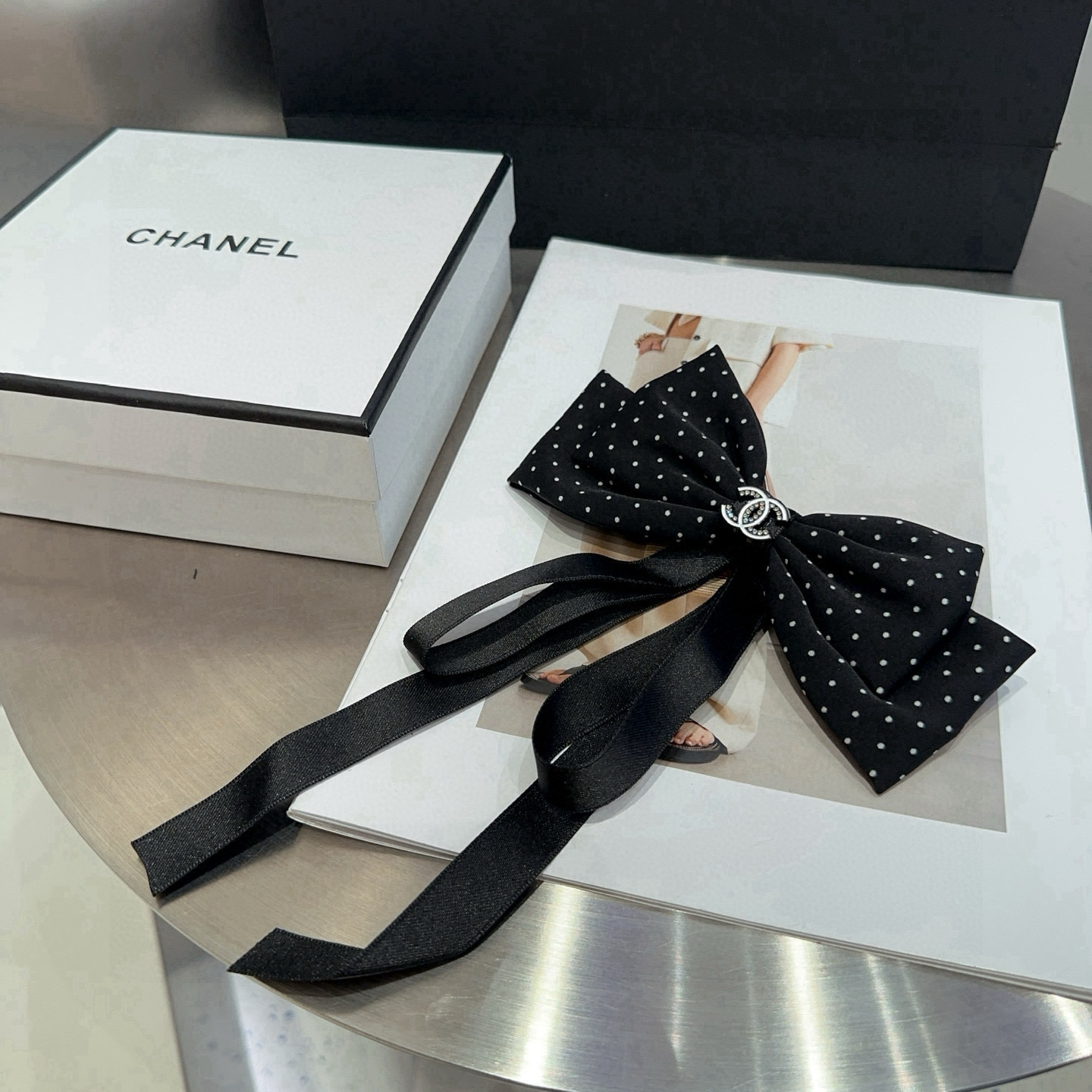 🎁配包装盒Chanel (香奈儿)最新款小香波点弹簧发夹，超级好看！名媛范儿十足，小仙女必备…