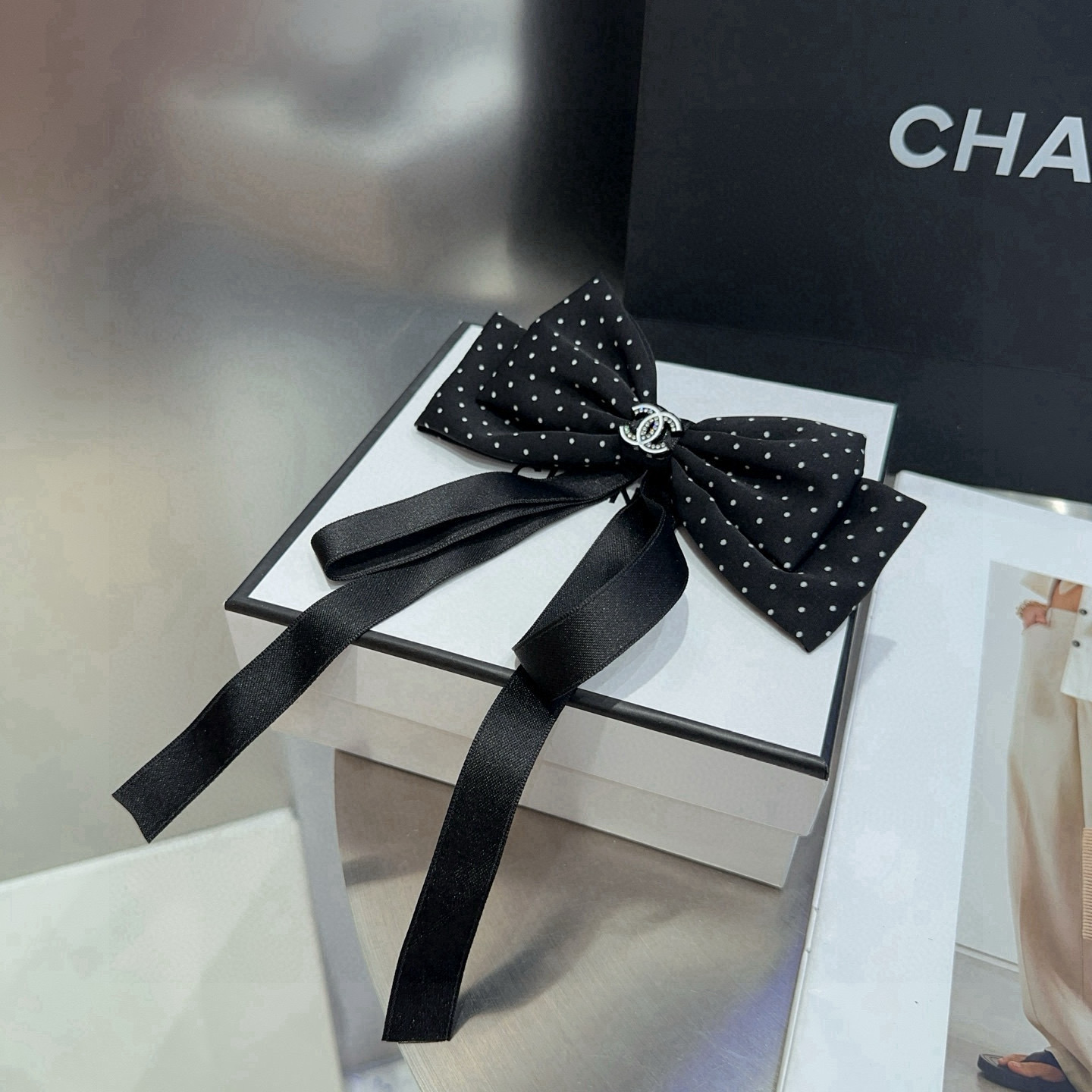 🎁配包装盒Chanel (香奈儿)最新款小香波点弹簧发夹，超级好看！名媛范儿十足，小仙女必备…