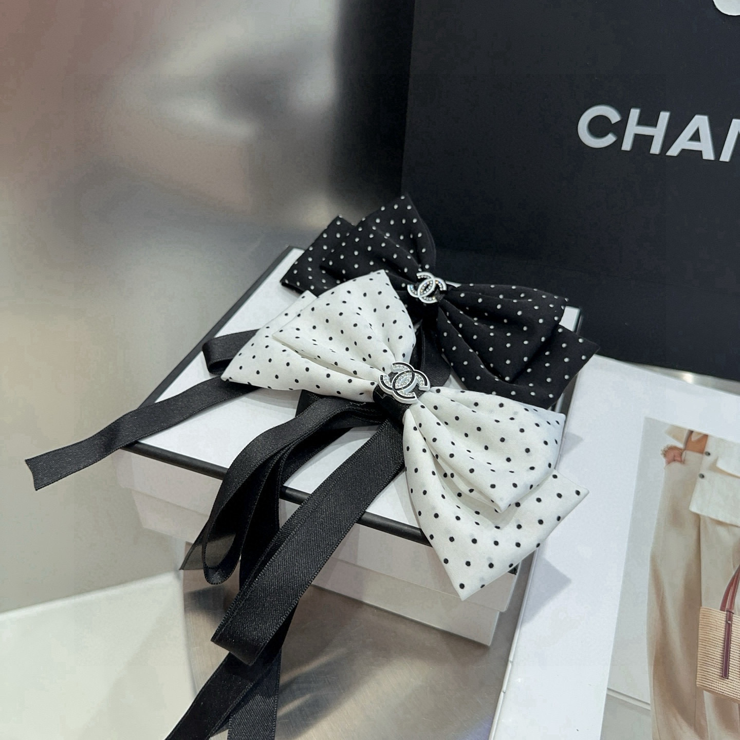 🎁配包装盒Chanel (香奈儿)最新款小香波点弹簧发夹，超级好看！名媛范儿十足，小仙女必备…