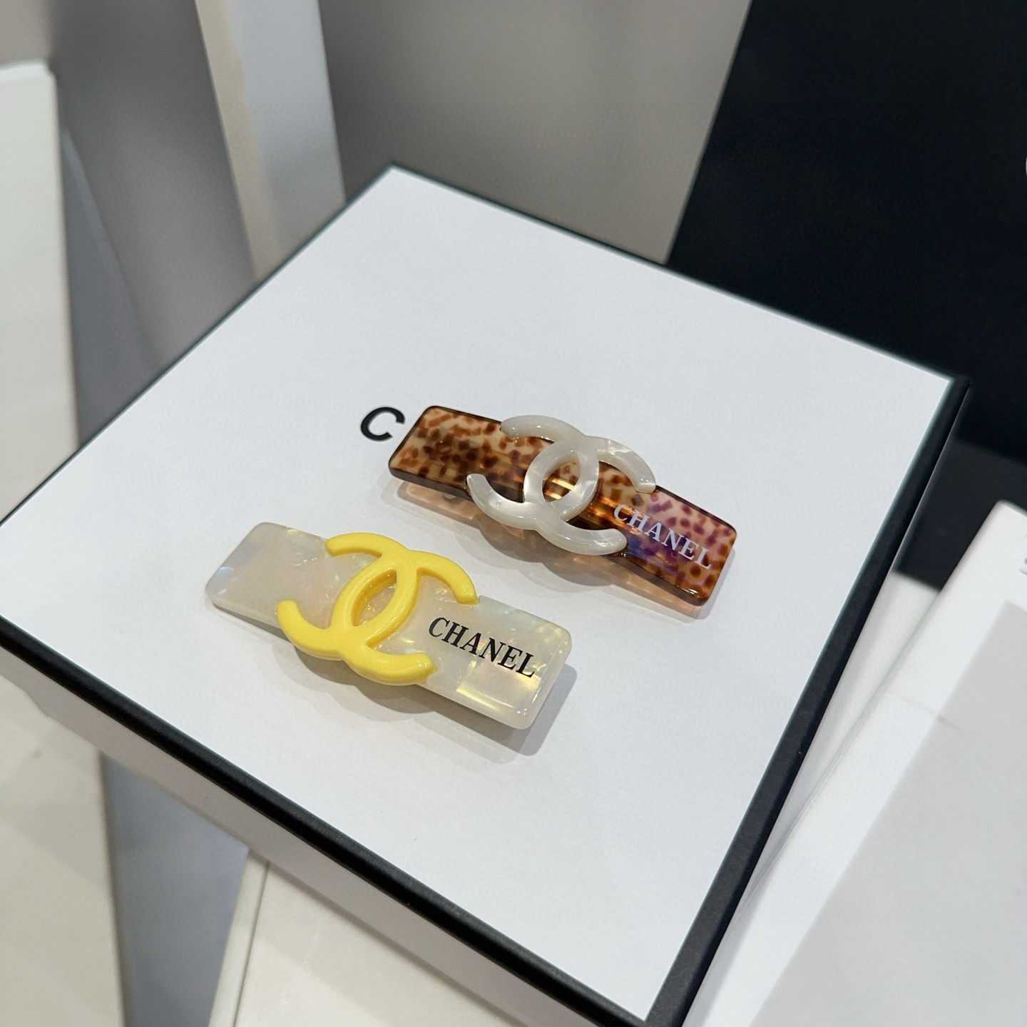 🎁配包装盒（单个）Chanel (香奈儿)最新小香鸭嘴夹，简单实用，时尚潮流！小仙女必备…