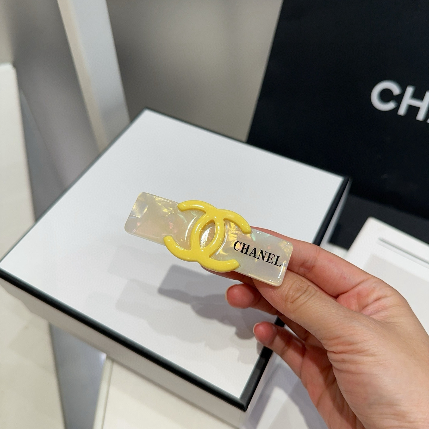 🎁配包装盒（单个）Chanel (香奈儿)最新小香鸭嘴夹，简单实用，时尚潮流！小仙女必备…