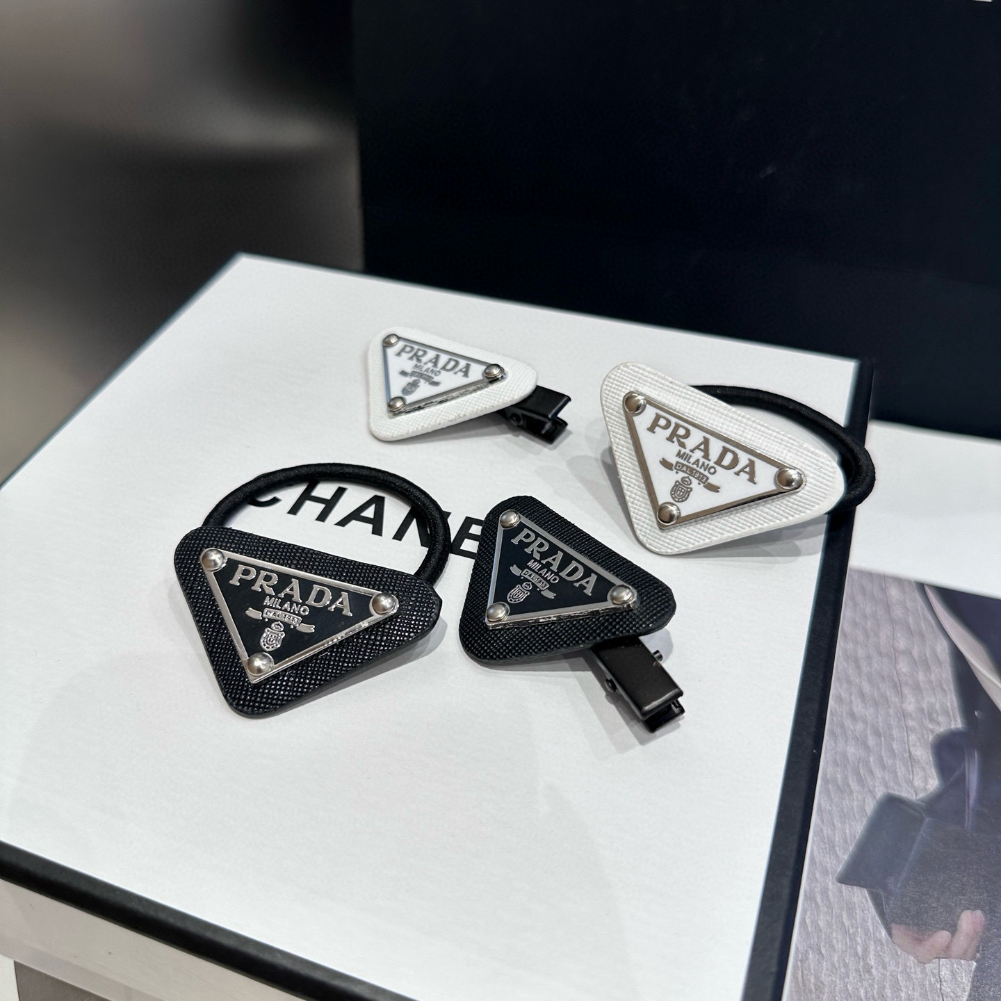 🎁配包装盒（二件套）PRADA（普拉达）爆款来啦！时尚边夹+发圈，超级百搭！女神必备单品