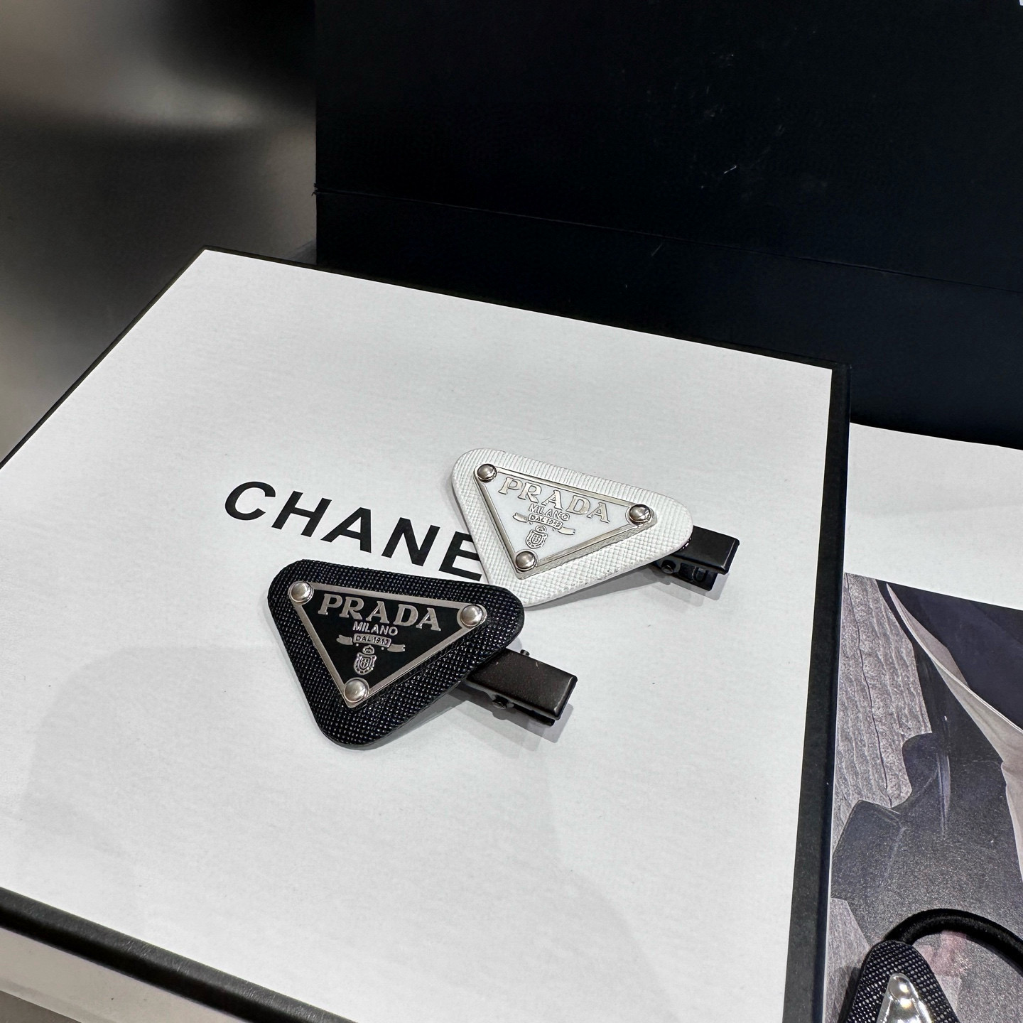 🎁配包装盒（二件套）PRADA（普拉达）爆款来啦！时尚边夹+发圈，超级百搭！女神必备单品