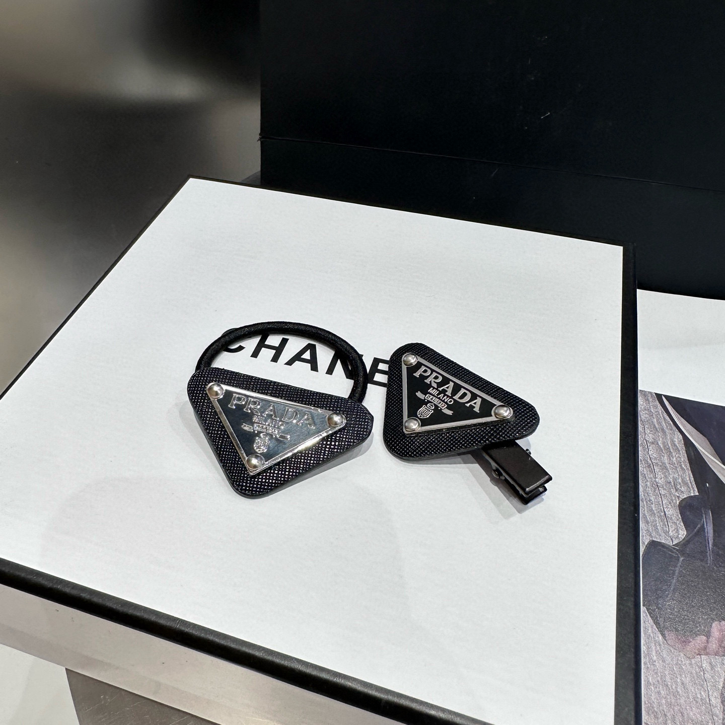 🎁配包装盒（二件套）PRADA（普拉达）爆款来啦！时尚边夹+发圈，超级百搭！女神必备单品
