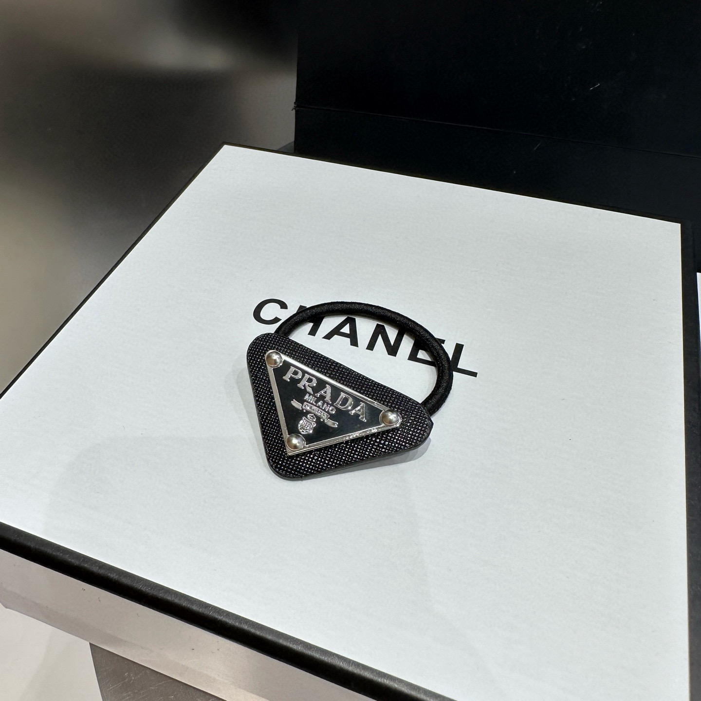 🎁配包装盒（二件套）PRADA（普拉达）爆款来啦！时尚边夹+发圈，超级百搭！女神必备单品