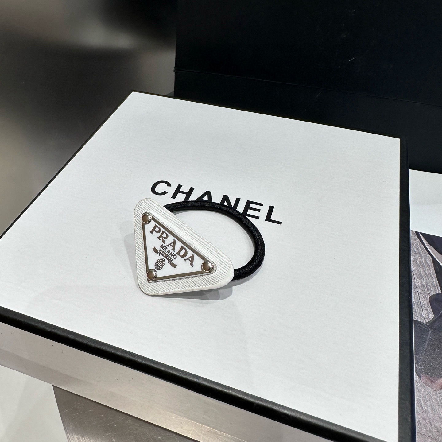 🎁配包装盒（二件套）PRADA（普拉达）爆款来啦！时尚边夹+发圈，超级百搭！女神必备单品