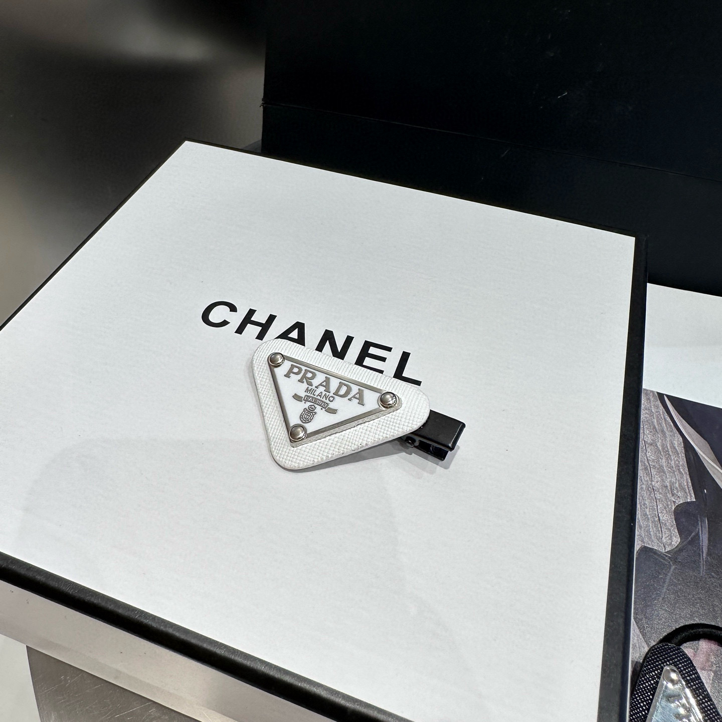 🎁配包装盒（二件套）PRADA（普拉达）爆款来啦！时尚边夹+发圈，超级百搭！女神必备单品