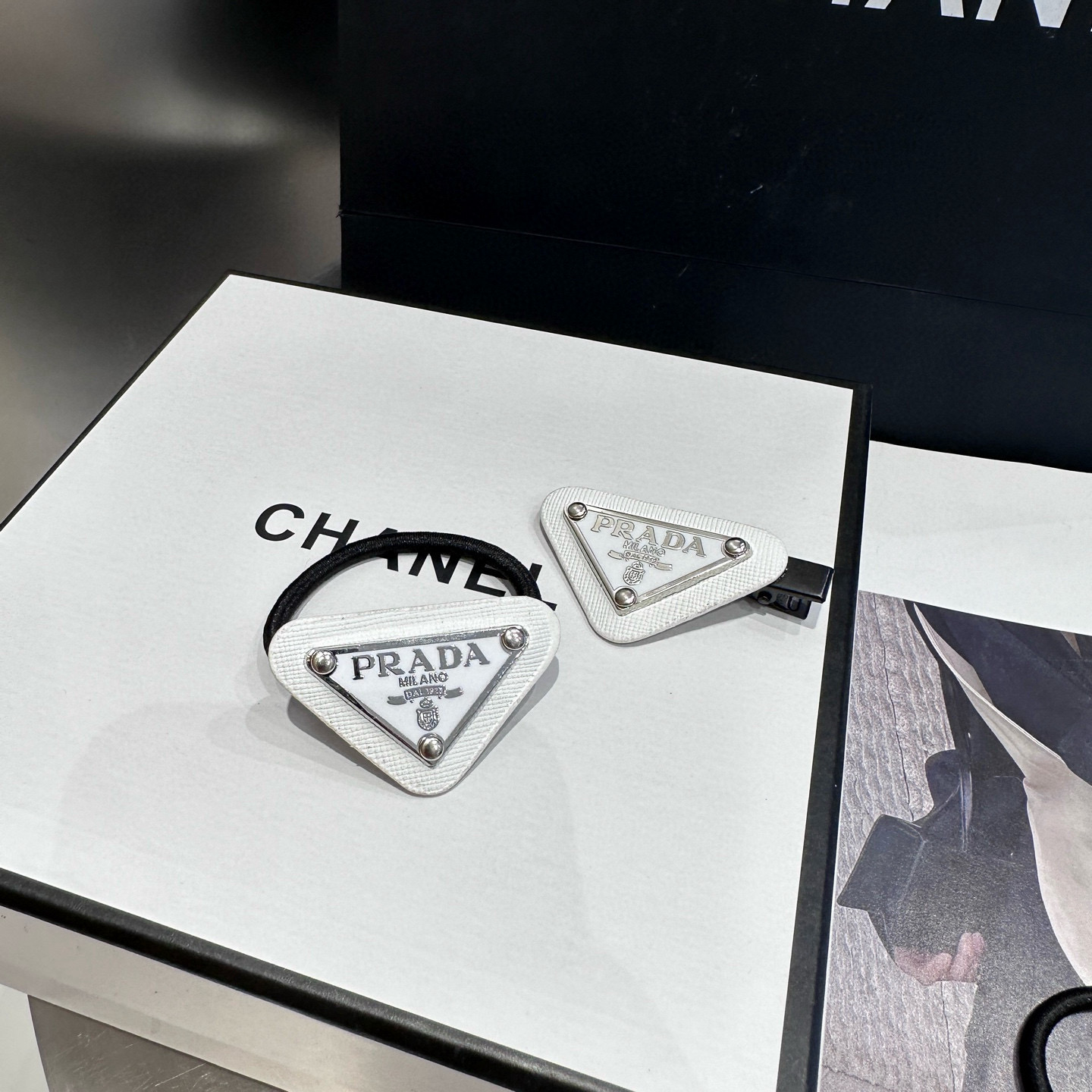 🎁配包装盒（二件套）PRADA（普拉达）爆款来啦！时尚边夹+发圈，超级百搭！女神必备单品