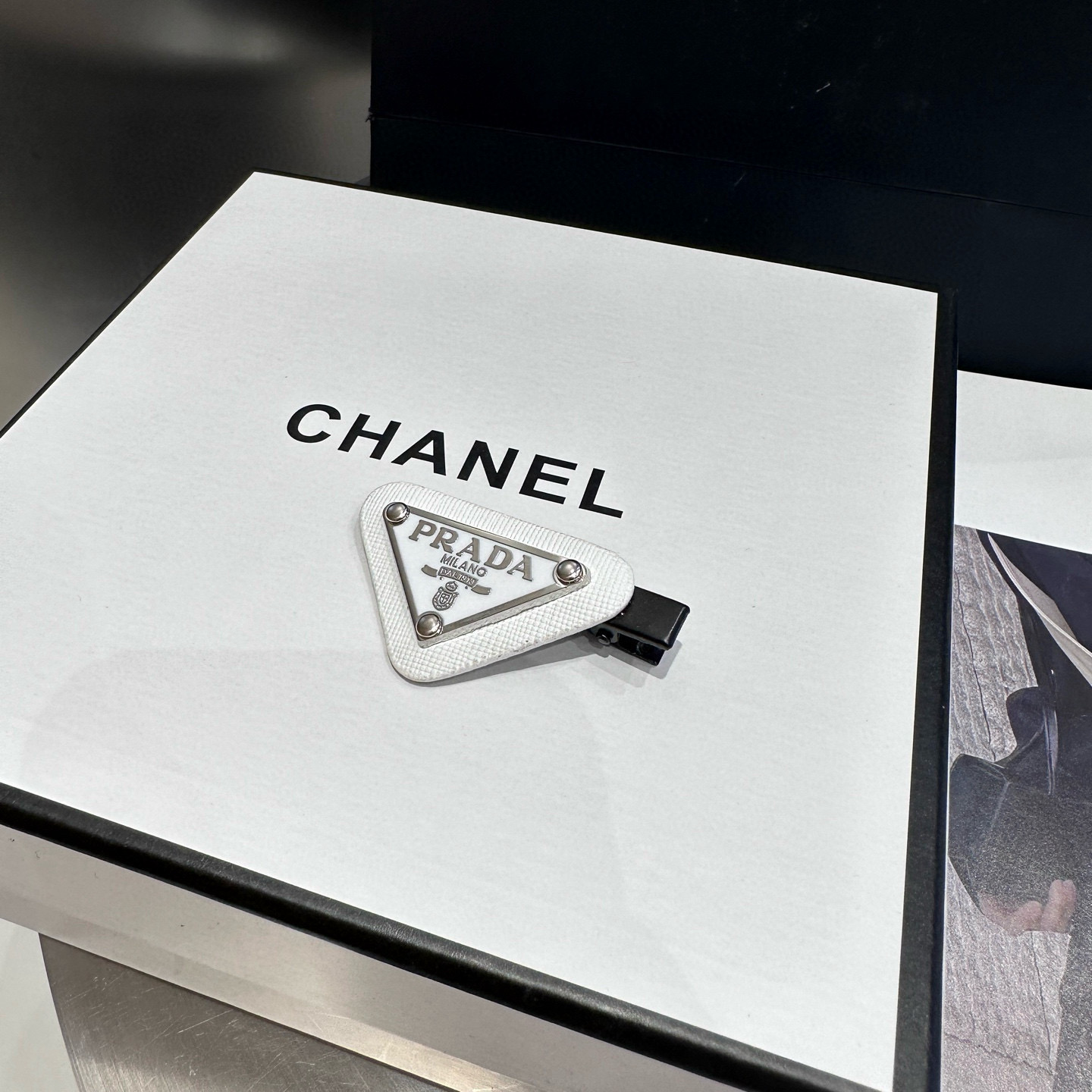 🎁配包装盒（二件套）PRADA（普拉达）爆款来啦！时尚边夹+发圈，超级百搭！女神必备单品