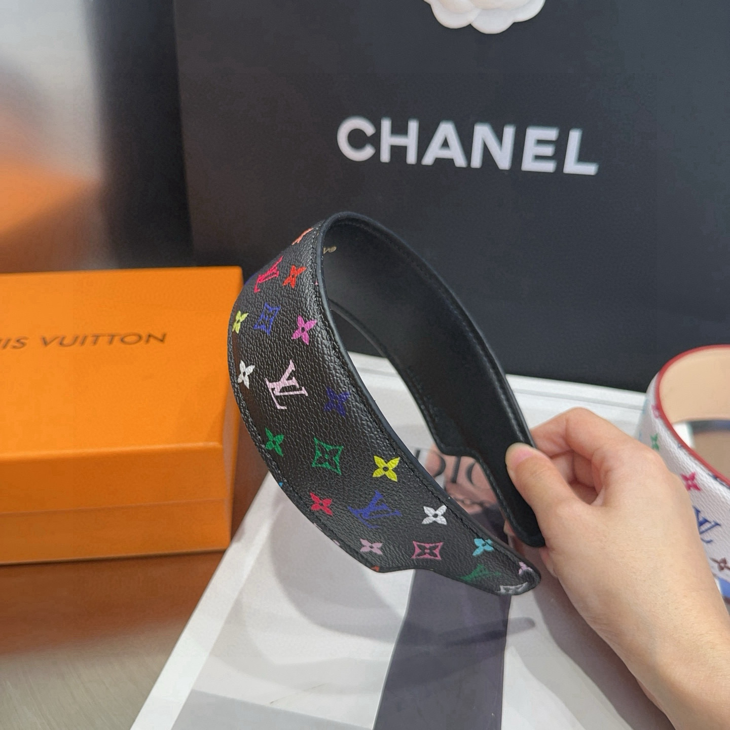 🎁配包装盒Louis Vuitton (路易威登)最新款LV七彩发箍，烫金Logo! 官方款