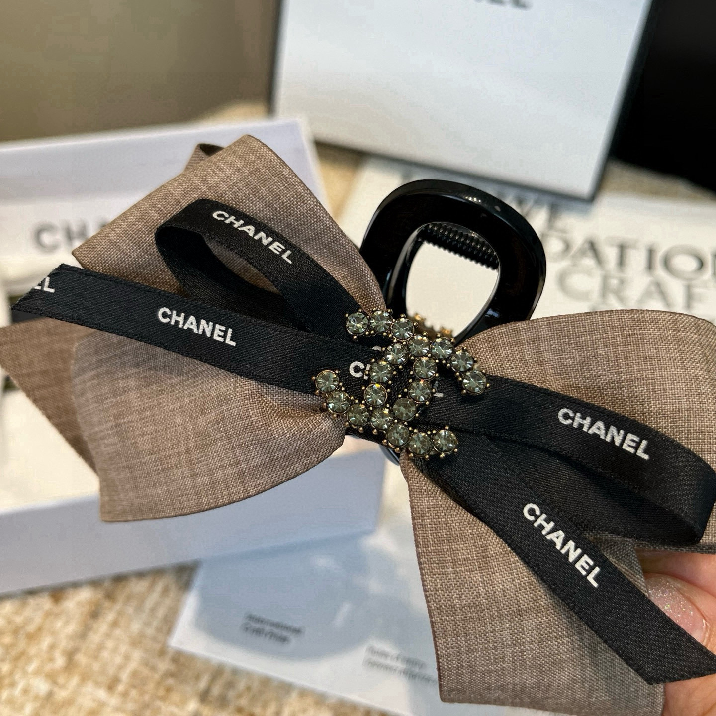 🎁配包装盒Chanel (香奈儿)最新款小香爆款抓夹，超级好看！名媛范儿十足，小仙女必备…