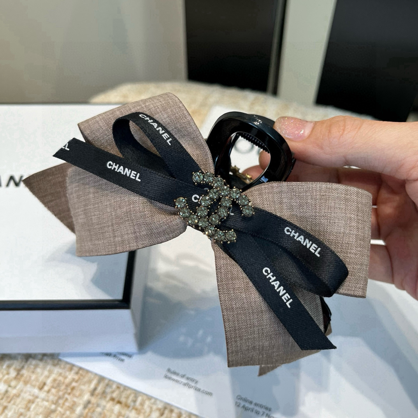 🎁配包装盒Chanel (香奈儿)最新款小香爆款抓夹，超级好看！名媛范儿十足，小仙女必备…