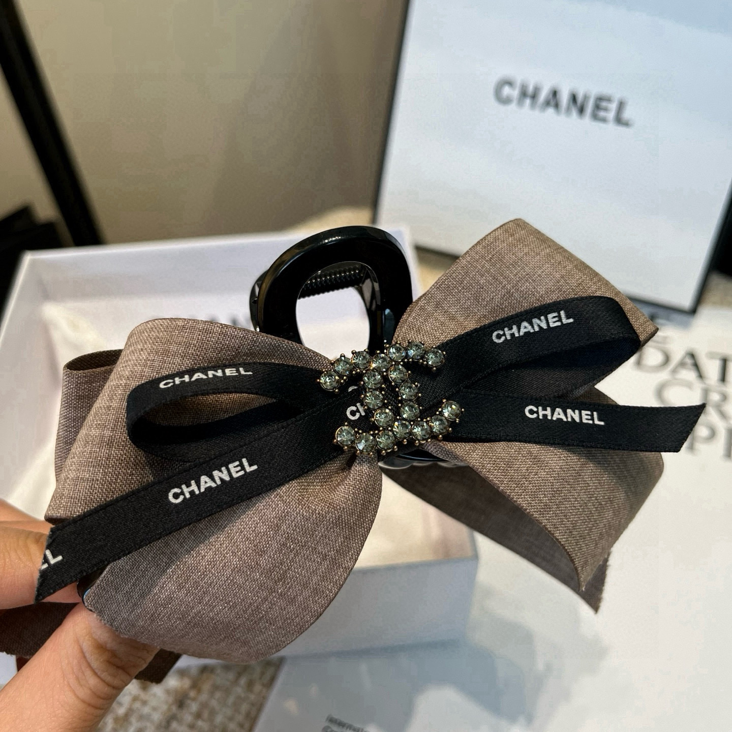 🎁配包装盒Chanel (香奈儿)最新款小香爆款抓夹，超级好看！名媛范儿十足，小仙女必备…